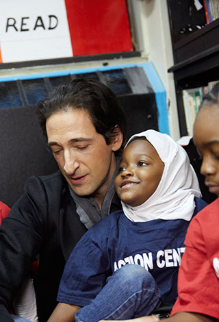 «بولغاري» تصنع «السحر» مع أدريان برودي