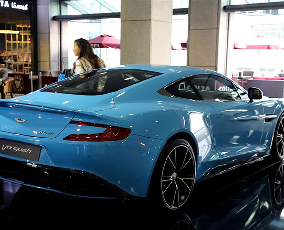 Motor Village يجمع السيارات الفارهة في دبي