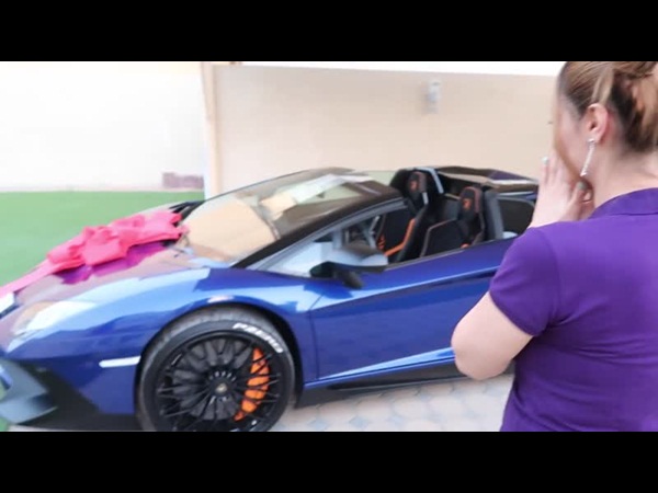 يهدي شقيقته سيارة باهظة الثمن .. ولكن انتظروا المفاجأة .. فيديو