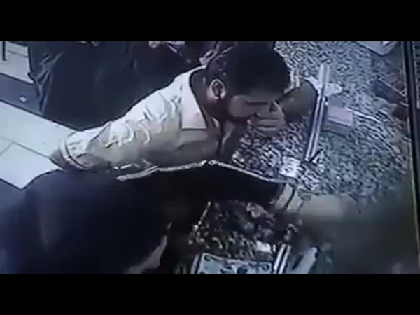 شاهد كيف استطاع بخفة يد أن يسرق جوال هذه السيدة
