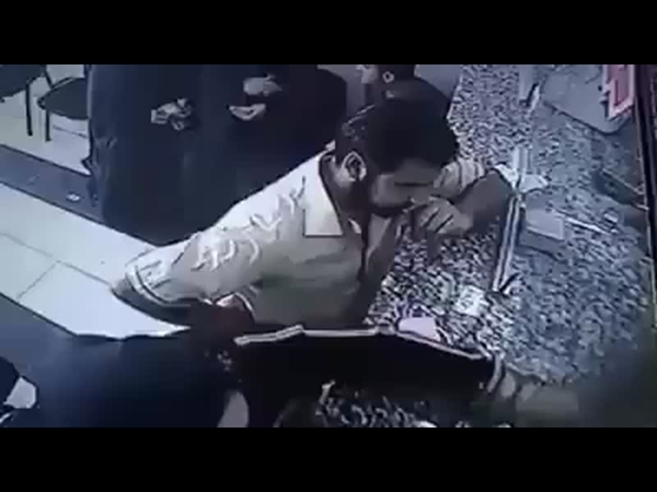 شاهد كيف استطاع بخفة يد أن يسرق جوال هذه السيدة