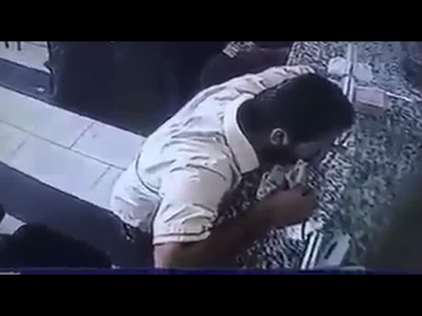 شاهد كيف استطاع بخفة يد أن يسرق جوال هذه السيدة