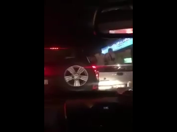 رقص الشباب السعودي بالشراع ورفضهم لمرور سيارة الإسعاف