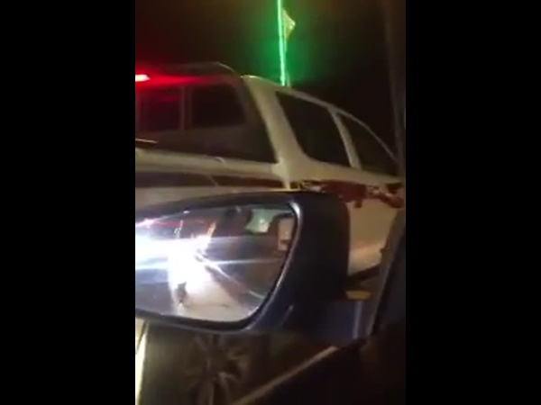 رقص الشباب السعودي بالشراع ورفضهم لمرور سيارة الإسعاف