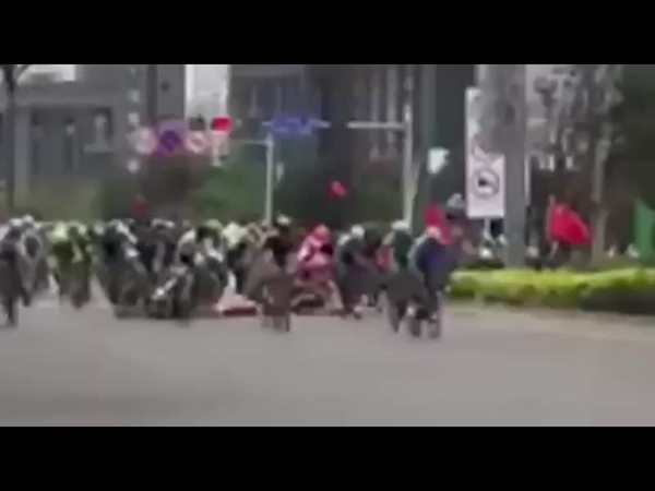 صيني يوقف واحد من أهم مسابقات الدراجات بالصين بالخطأ