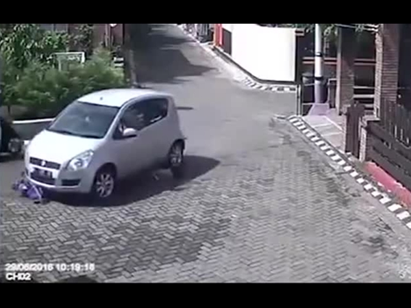 الفيديو المعجزة .. ماذاحدث لهذه الطفلة بعد أن دهستها السيارة