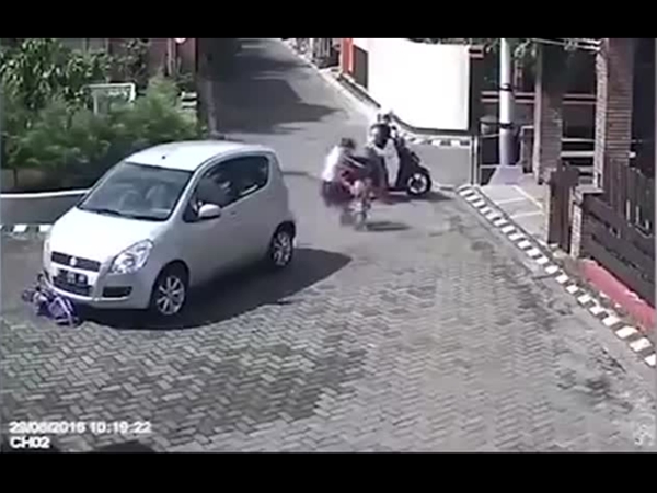 الفيديو المعجزة .. ماذاحدث لهذه الطفلة بعد أن دهستها السيارة