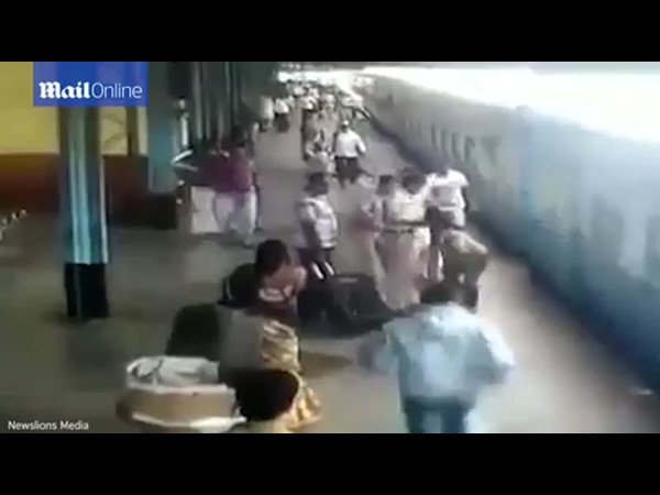 إنقاذ سيدة من الموت دهسًا تحت عجلات القطار .. شاهد الفيديو