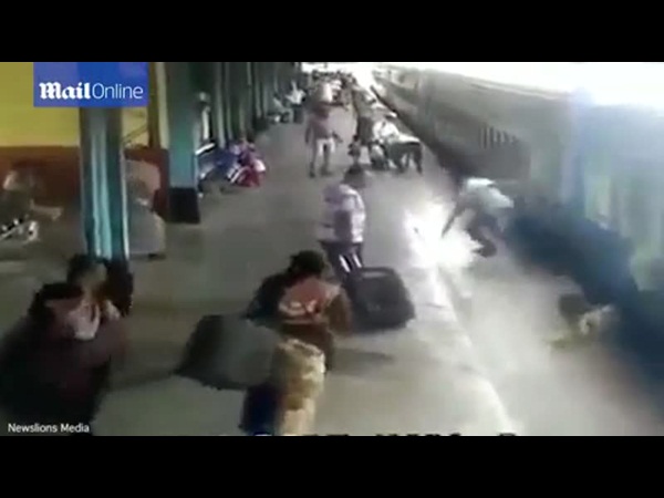 إنقاذ سيدة من الموت دهسًا تحت عجلات القطار .. شاهد الفيديو