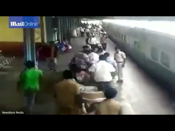 إنقاذ سيدة من الموت دهسًا تحت عجلات القطار .. شاهد الفيديو