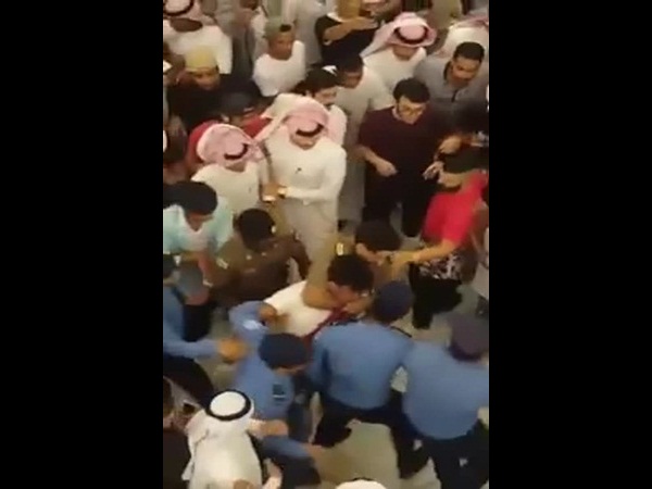القبض على شاب في أحد المراكز التجارية في الخبر .. شاهد السبب