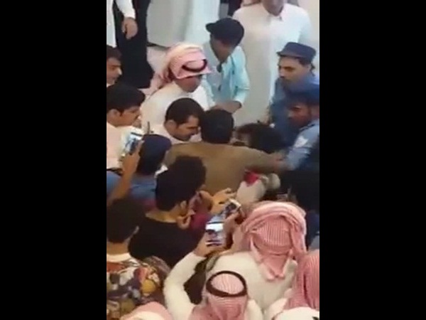 القبض على شاب في أحد المراكز التجارية في الخبر .. شاهد السبب