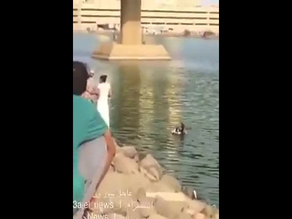 لاندكروزر تسقط في بحيرة بالسعودية .. شاهد بالفيديو