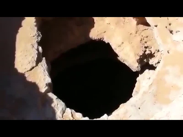 شاهد حفرة عملاقة يمكنها ابتلاع سيارة بالثمامة