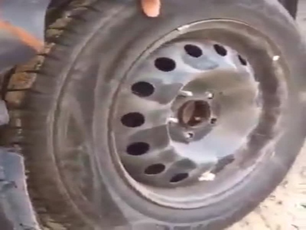 مع دخول فصل الشتاء .. شاهد ماذا اكتشف هذا السعودي في إطارات السيارة