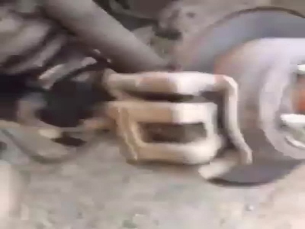 مع دخول فصل الشتاء .. شاهد ماذا اكتشف هذا السعودي في إطارات السيارة