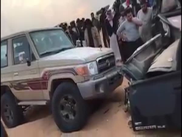 تطير عاليًا ثم تهبط على أخرى .. شاهد هذه السيارة الجيب