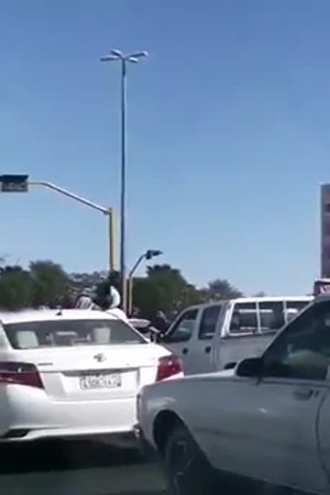 بالفيديو .. شجار في نجران يعطّل حركة السير