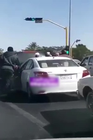 بالفيديو .. شجار في نجران يعطّل حركة السير