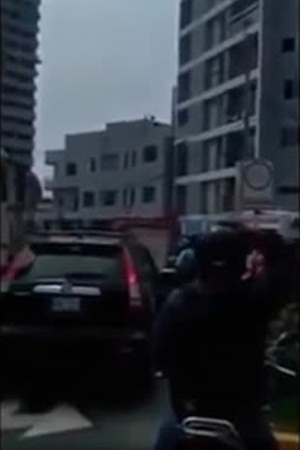 بالفيديو .. أب ينقذ ابنه في اللحظة الأخيرة