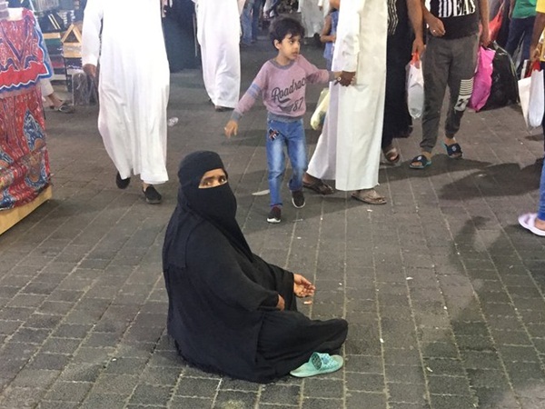 بالفيديو: سعودي تنكر بزي امرأة لأجل التسول!
