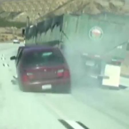 سائق شاحنة يجر سيارة معه دون أن يشعر .. فيديو