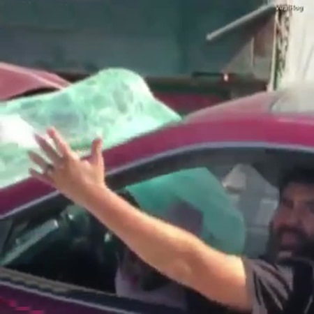 سائق شاحنة يجر سيارة معه دون أن يشعر .. فيديو