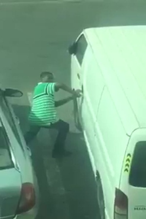 إحباط محاولة سرقة سيارة في وضح النهار .. فيديو