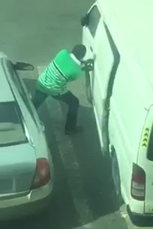 إحباط محاولة سرقة سيارة في وضح النهار .. فيديو