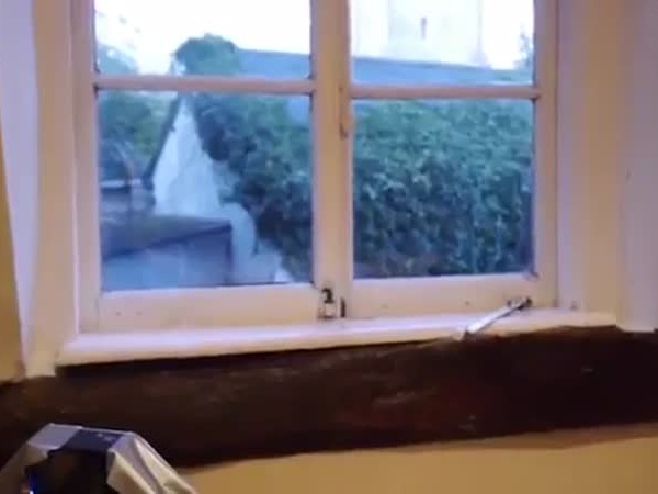 بريطاني يسأم من شبح يسكن منزله .. ويصوره فيديو