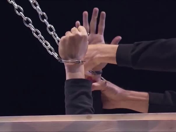 عرض سحري يسير بشكل خاطئ .. وعضوة بلجنة التحكيم تقذف الماء على زميلها .. فيديو