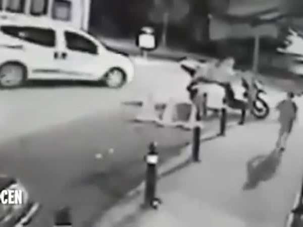 بالفيديو .. يُقتل في الشارع عندما كان يحتضن ابنه