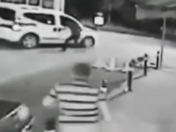 بالفيديو .. يُقتل في الشارع عندما كان يحتضن ابنه