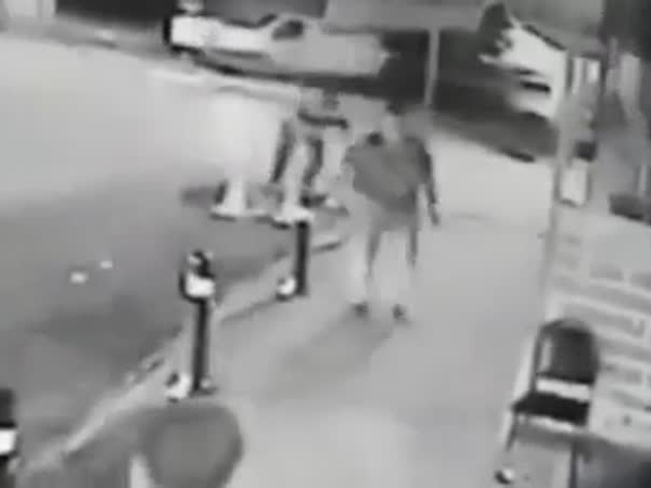 بالفيديو .. يُقتل في الشارع عندما كان يحتضن ابنه