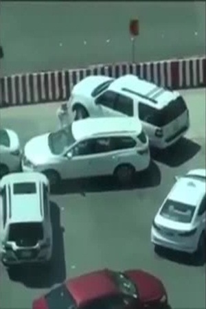 شاهد هذه السيدة وهي تخرج سائقها من مأزق بالسيارة