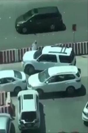 شاهد هذه السيدة وهي تخرج سائقها من مأزق بالسيارة