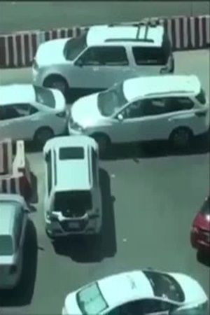 شاهد هذه السيدة وهي تخرج سائقها من مأزق بالسيارة