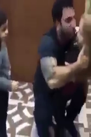 كيف تتصرف الطفلة الغيورة على ابيها .. شاهد رد فعلها في هذا الفيديو