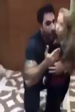 كيف تتصرف الطفلة الغيورة على ابيها .. شاهد رد فعلها في هذا الفيديو