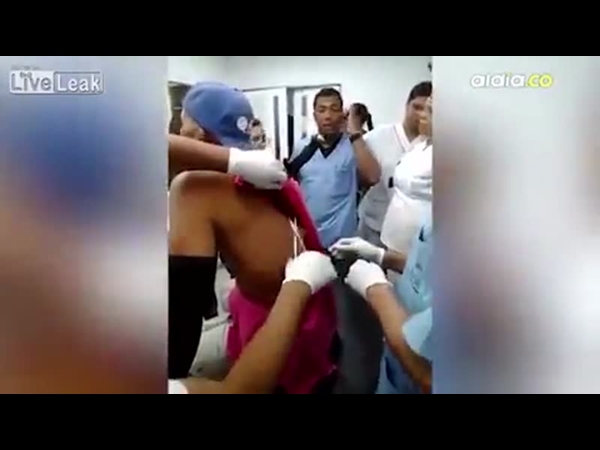 فيديو غريب .. رجل يجلس بمنتهى الهدوء وسكين مغروس في ظهره
