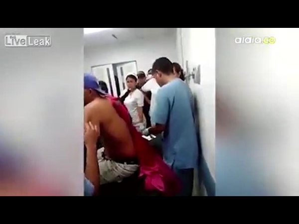 فيديو غريب .. رجل يجلس بمنتهى الهدوء وسكين مغروس في ظهره