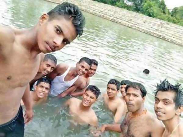 صورة سيلفي توثق مقتل طالب غرقًا