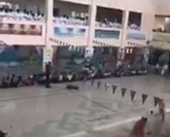 بالفيديو .. معلم يفحط داخل المدرسة أمام التلاميذ