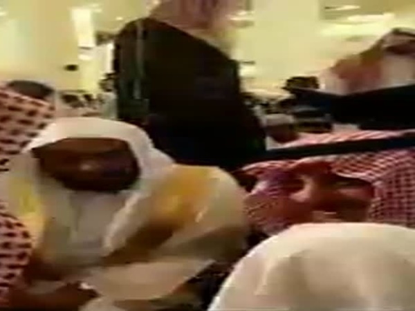 شاهد أمير تبوك يهدي طفل كفيف قلمه لهذا السبب