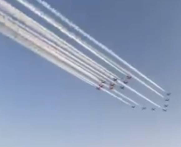 بالفيديو .. عرض جوي بين السهام الحمراء والصقور السعودية يذهل الجميع