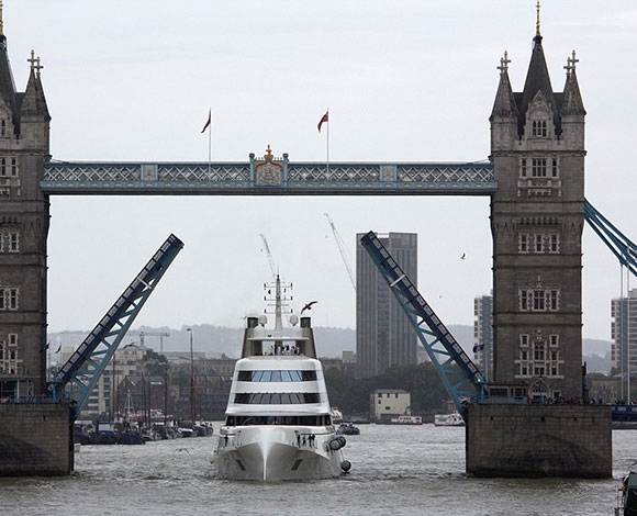 أحد اليخوت فائقة الفخامة يرسي على نهر Thames!