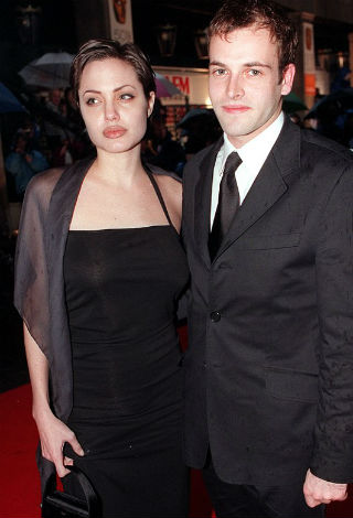 تاريخ أنجلينا جولي حافل بقصص الحبّ!