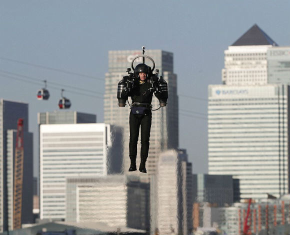 طيّار في الفضاء يتفوّق على James Bond!