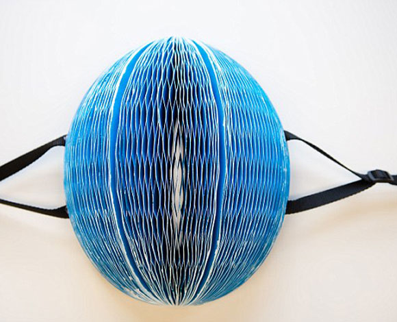 خوذة للدراجة مصنوعة من ورق مقابل 5 £ يفوز مخترعها بجائزة هندسية كبيرة