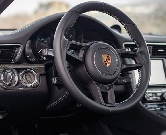 القوا نظرة على سيارة Porsche 911 R الخاصة بالأسطورة Steve McQueen!